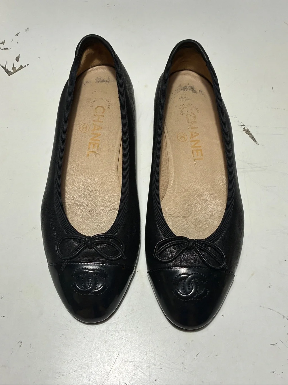CHANEL Black Ballet Flats with Patent Cap-Toe